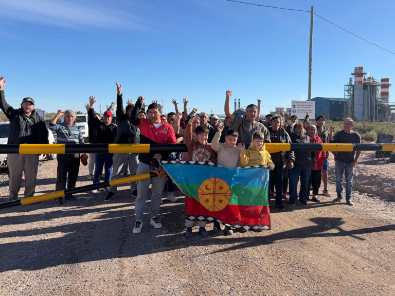 Lee más sobre el artículo Comunidad Mapuce Kaxipayiñ defiende EL AGUA ante el FRACKING de YPF en el lago Mari Menuco